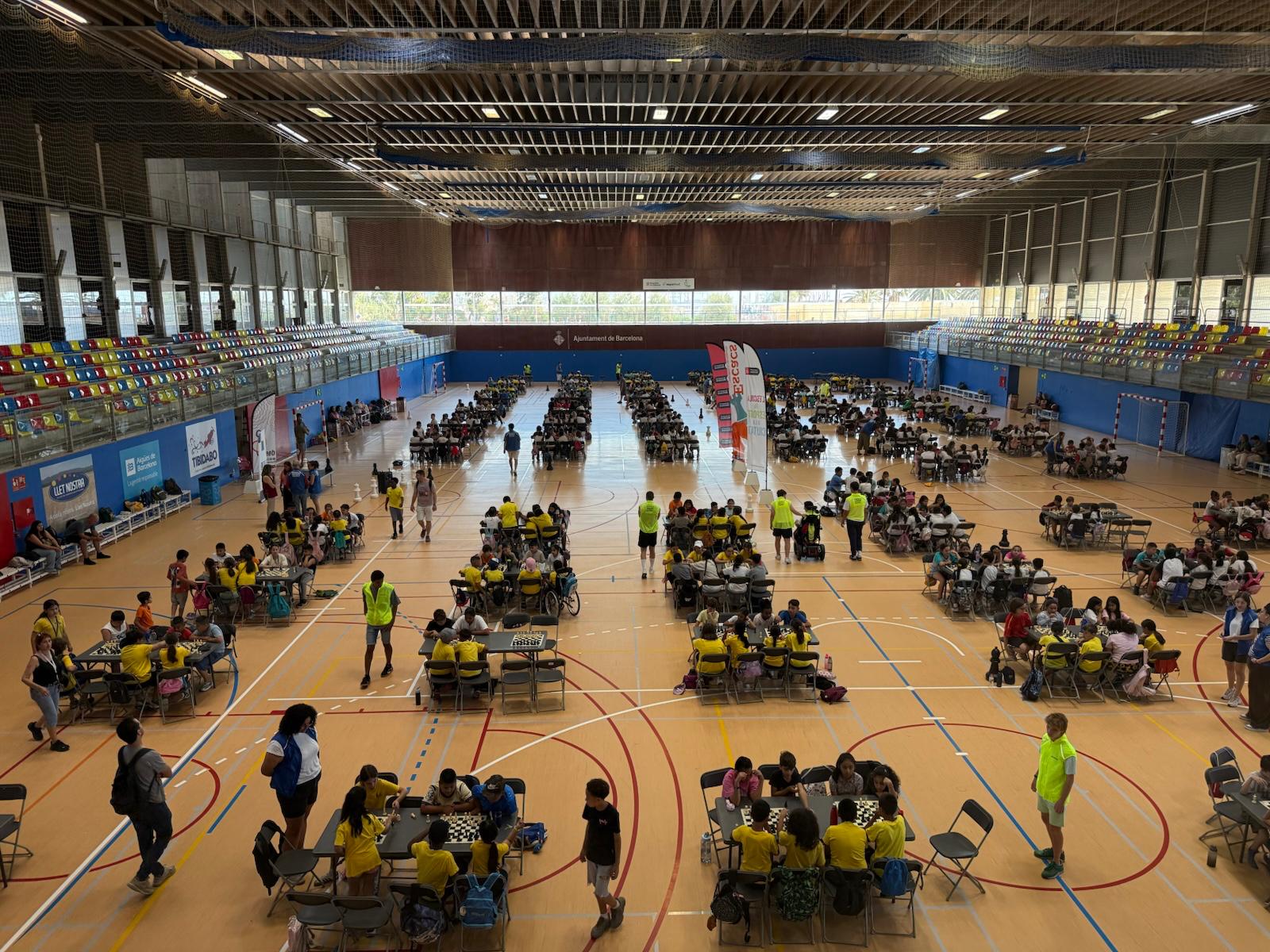 Torneig escolar d'escacs amb centenars d'infants