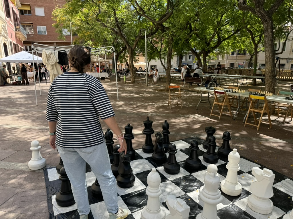 Escacs gegants en una plaça
